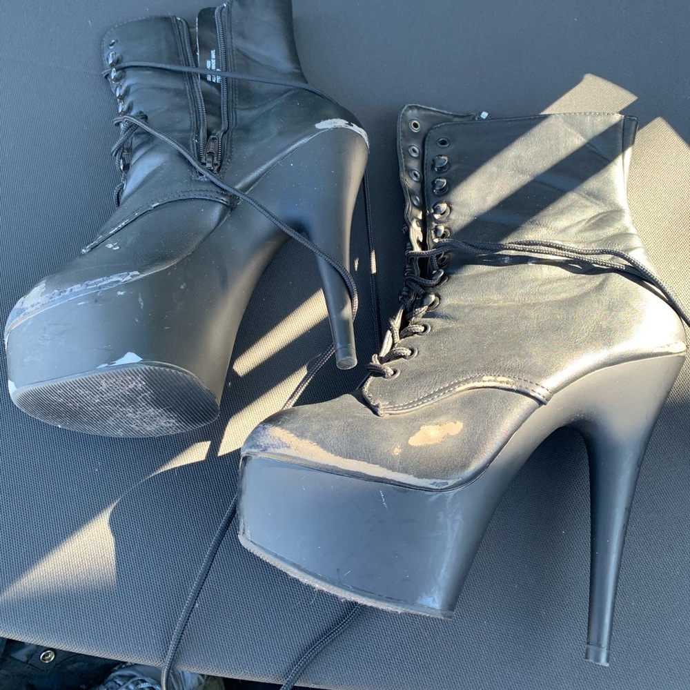 6” pleasers black boots size 6